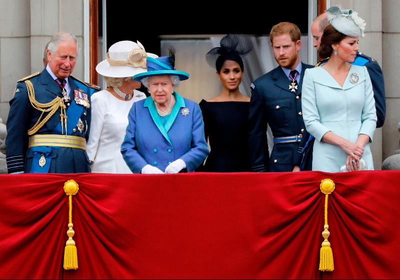图为查尔斯王储（左起）、卡米拉王妃、英女王、梅根王妃、哈里王子、威廉王子和凯特王妃于2018年7月在白金汉宫阳台上参加英国皇家空军百年周年庆典的档案照、如今此情已不在。（图：法新社档案照）