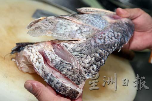 在鱼头或鱼肉上划几刀，可以让鱼更快蒸熟，缩短蒸煮时间。