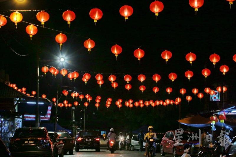 保阁亚三新村巴刹与街上店屋今年挂上了600个红灯笼，增添新村农历新年的气氛。