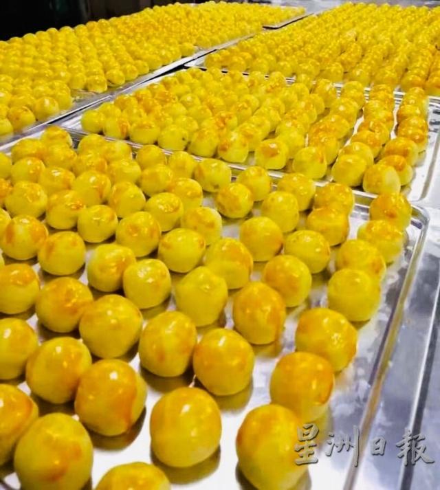 金黄色的凤梨酥采用上等牛油制作，散发浓郁的奶油香。