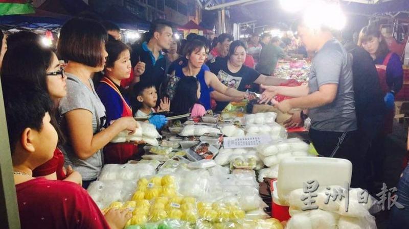 吴婉淇的手作传统糕点批发到夜市，深受欢迎。