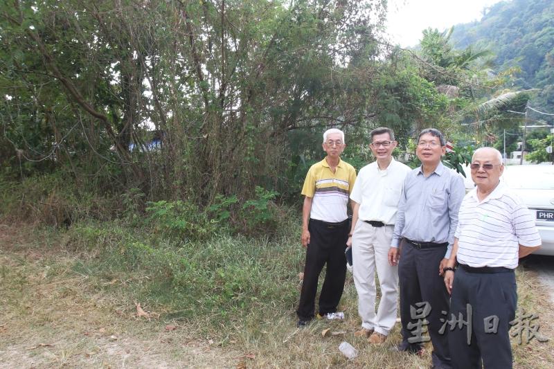 黄健盛（右起）、梁振华、王忠艺和范基善巡视位于美湖的道场地点。
