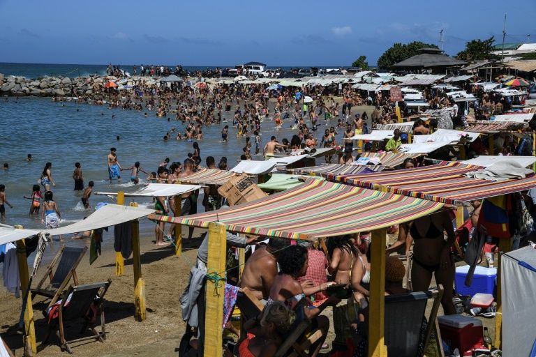Crowds on Bahia de los Ninos beach in La Guaira. Photo courtesy: AFP
