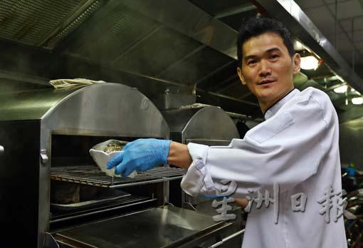 李国梁说，家里的炉火不如餐馆猛烈，可以把蒸煮时间延长至一个到一个半小时。