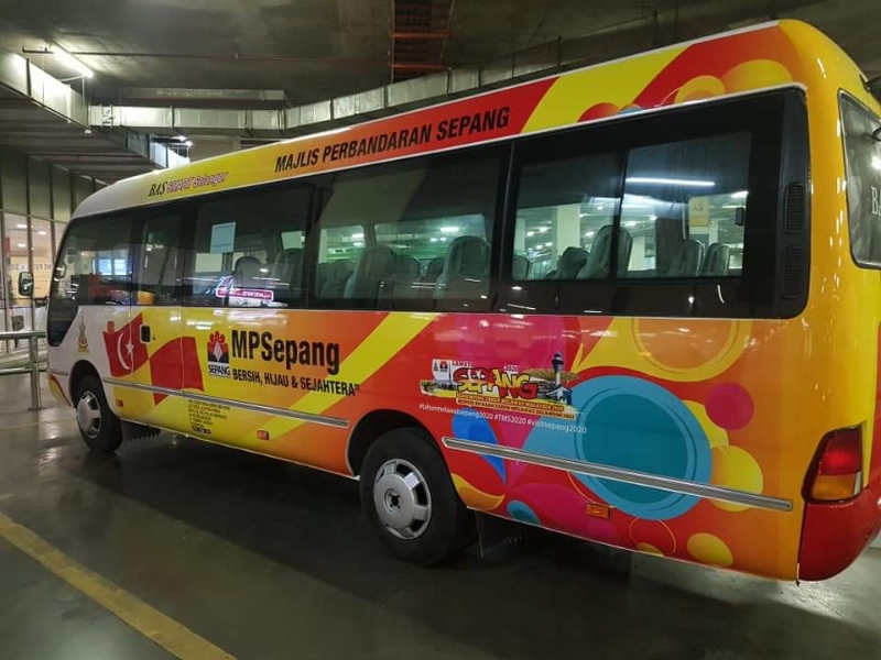 外形宛如“面包车”的小型巴士，将川行雪邦市议会辖下的SPG3和SPG4路线。