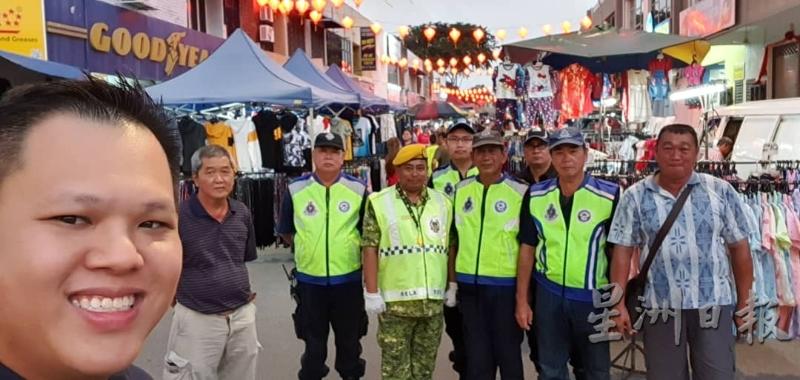 早前卫星市频传治安不靖消息，黄智荣（左一）邀当地志愿巡逻队驻守和巡逻，以保护居民的安全。

