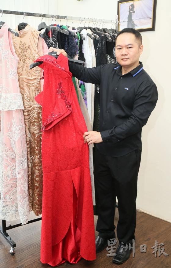 严致广喜欢采用不同的布料来设计旗袍，一件旗袍可能会采用不同元素的布料来打造而成。