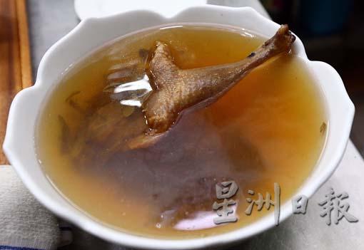 咸腊鸭腿味道很咸，所以煮之前要先经过处理，用热水汆烫之后，用茶浸泡过夜或至少2至4个小时，以淡化咸味。