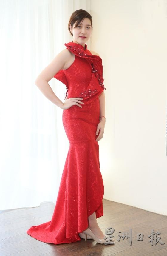 红色鱼尾式旗袍礼服充满喜气，前端以荷叶款营造出波浪式花朵般的立体感，充分展现女性的曲线美，传统和时髦兼具，毫无冲突。