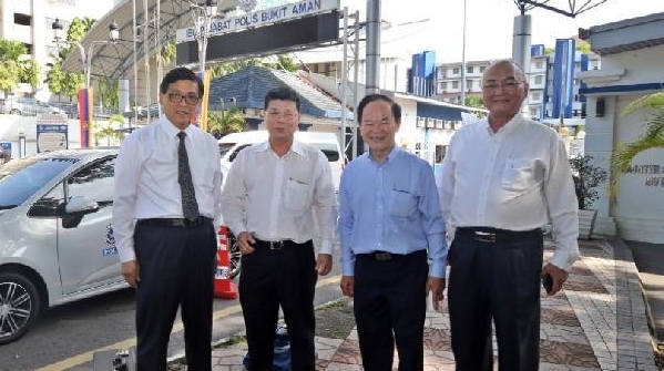Tan Tai Kim (R2) and Ng Chai Heng (L2) arrive at the Bukit Aman police headquarters to give their statements over the Jawi issue. Photo courtesy: Sin Chew Daily Tan Tai Kim (R2) and Ng Chai Heng (L2) arrive at the Bukit Aman police headquarters to give their statements over the Jawi issue. Photo courtesy: Sin Chew Daily