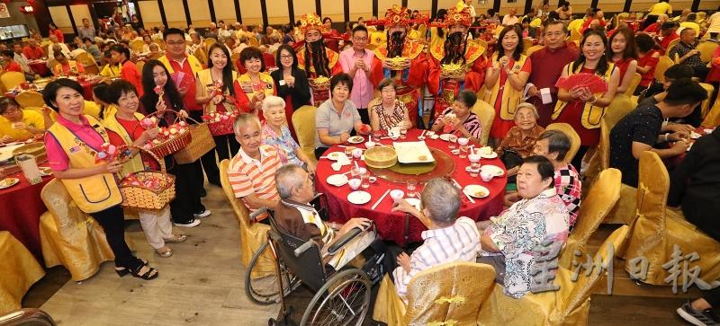 会长们在新春爱心午宴上分派红包及礼物予老人们，场面充满温馨。
