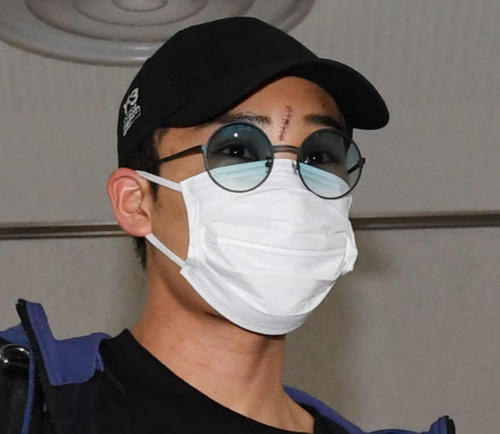 在大马遭遇车祸的桃田贤斗返回日本，在成田机场被媒体拍到正面照，尽管他用口罩遮面，但眉间一道长约4、5公分的深红色伤痕格外明显。（网络照）