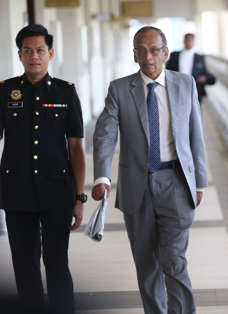 1MDB特别稽查团队长莎达都周四向法庭供证时说，其当时的上司前总稽查司安比林（右）于2016年向国会公共帐目委员会供证时提呈的“1MDB最终报告”属于初稿，仍然能够修改。