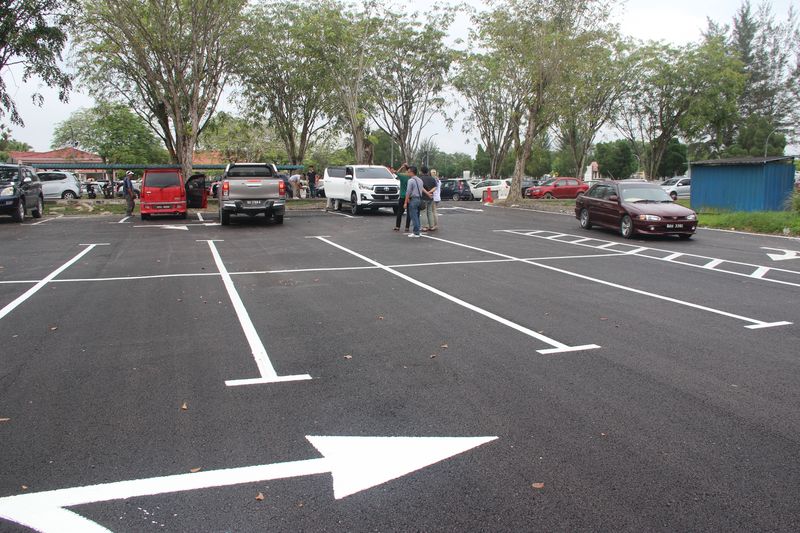 诗巫医院食堂后方的新停车场可容纳125辆汽车。

