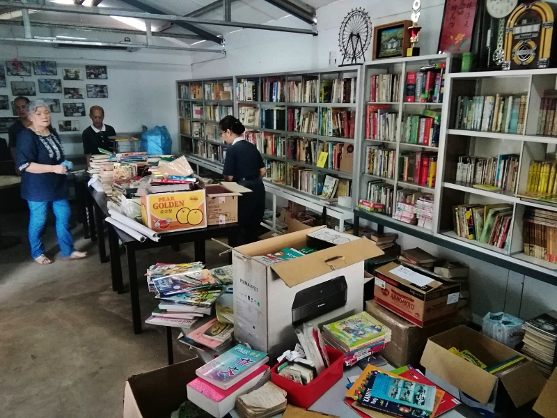 资源回收站里原本要被回收的书堆里有许多好书，所以，都会先收在迷你图书馆，让民众认领及捐赠学校。