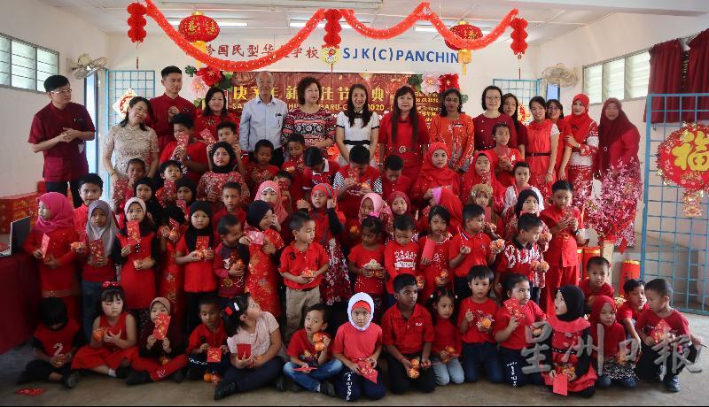 全体嘉宾、教师及学生们一同庆祝新春佳节。