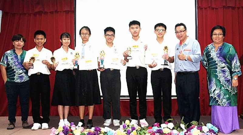 挥春比赛高中组得奖学生与黄耀弘（右二）、美术科主任梅瑜庭（左）及罗瑷云（右）合影。