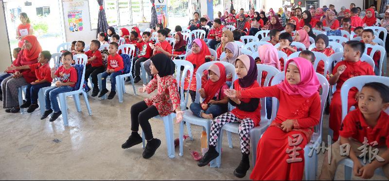 配合新春庆典，出席的学生及家长也身穿红衣。