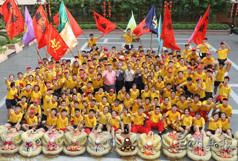 巴生兴华中学醒狮队阵容庞大，今年派出采青贺岁的队员高达152名学生！

