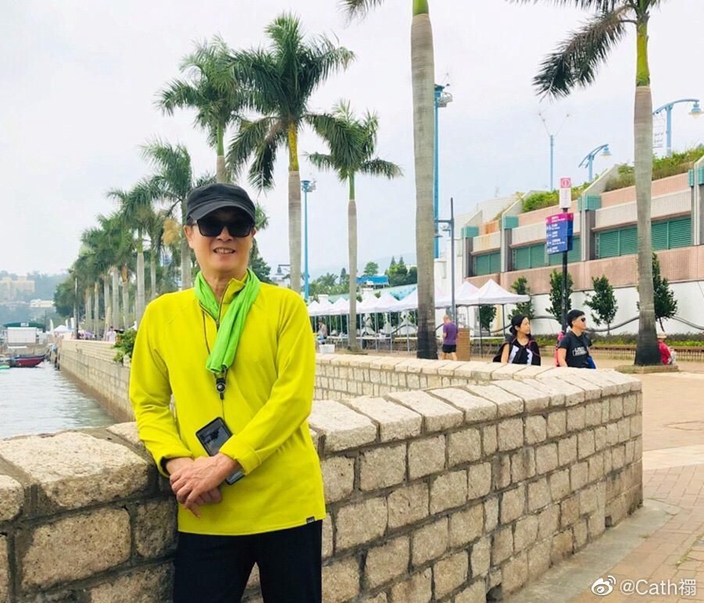康复中的刘松仁，去年11月初到西贡散步呼吸新鲜空气。