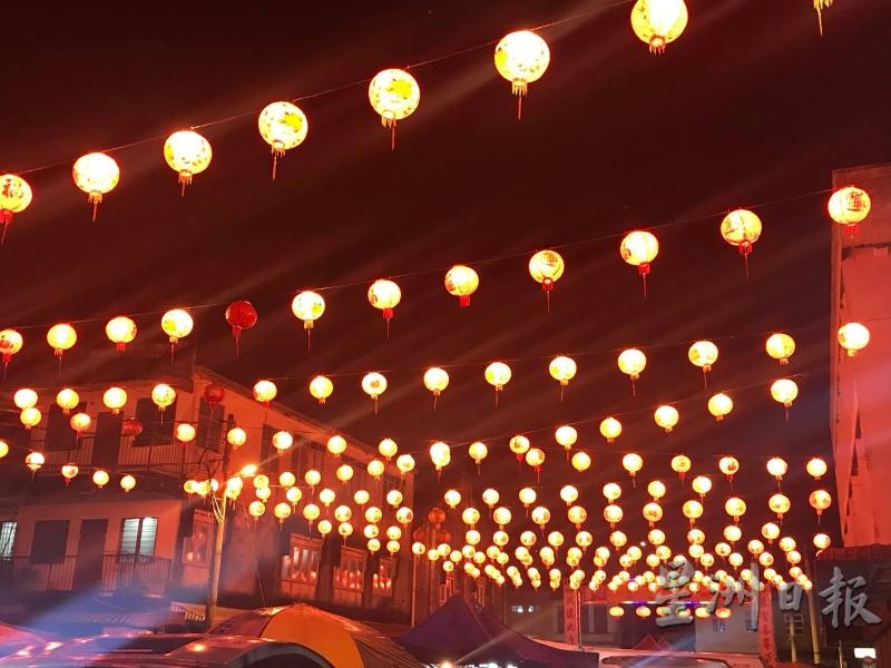 双溪比力26华团在巴刹路广场悬挂600盏大红灯笼，为小镇增添浓厚的迎春气息。

