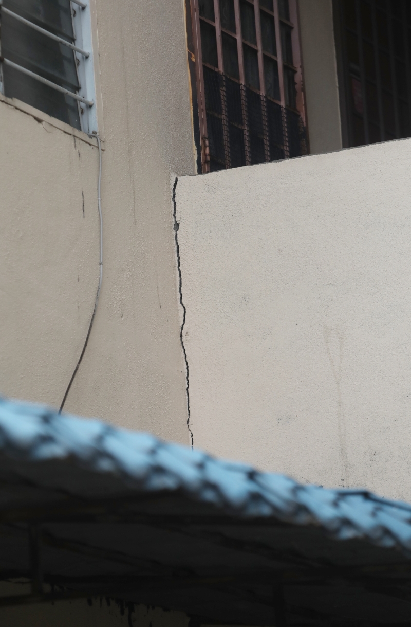 第一层楼的外墙出现裂痕。


