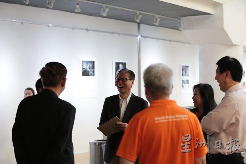 吴圣三在图片展推介礼上与出席者分享被助养和助养的故事。
