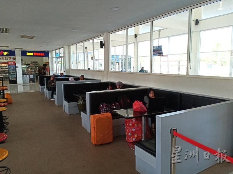 沙亚南巴士总站大厅备有舒适垫席和桌子服务乘客，且采光俱佳。