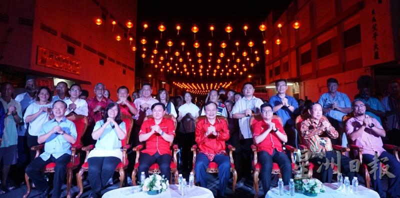 嘉宾和出席晚会的居民在亮灯仪式后合拍。前排左一起是锺武钦、黄渼沄和杨祖强，右一起是三苏、倪福齐、张宇晨和倪可汉。