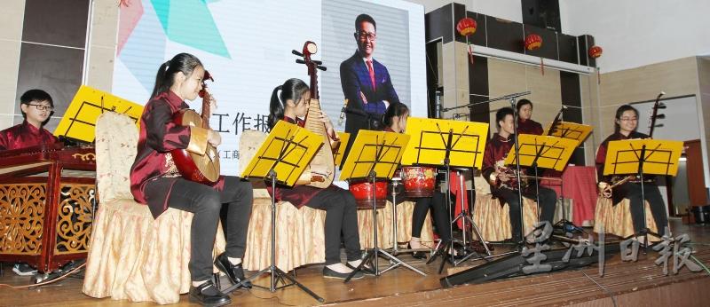 巴生皇城华乐团在宴会上为来宾演奏多首曲目。

