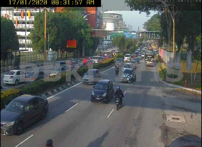  隆市靠近吉隆坡中央医院的敦拉薩路，在星期五一早出现交通行驶缓慢的情况。（图取自jalanow.com)