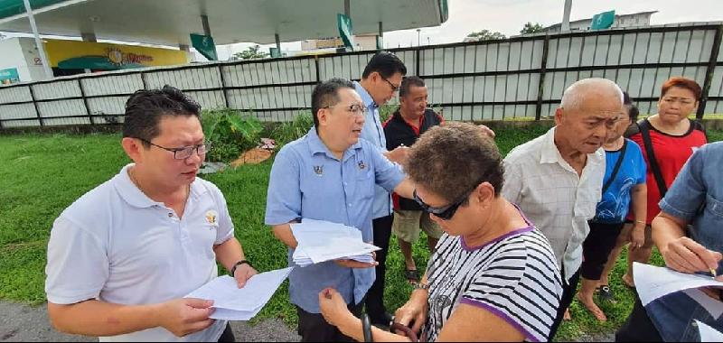 南市市长黄鸿圣（左二）与团队人员向民众分发申请卡雅兰金卡的表格。