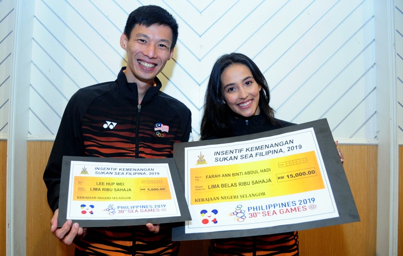 法拉安（右）和李合伟获得雪兰莪州政府奖励的东运会奖金，鼓励他们去冲击今夏东京奥运会。