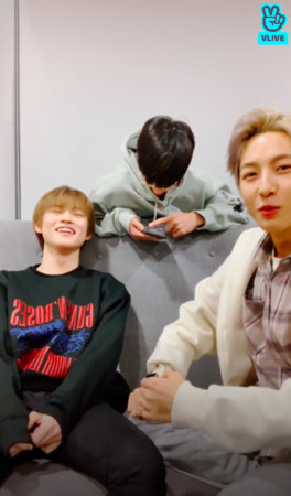 NCT成员辰乐（左起）、Jeno以及仁俊开VLIVE直播与粉丝互动。