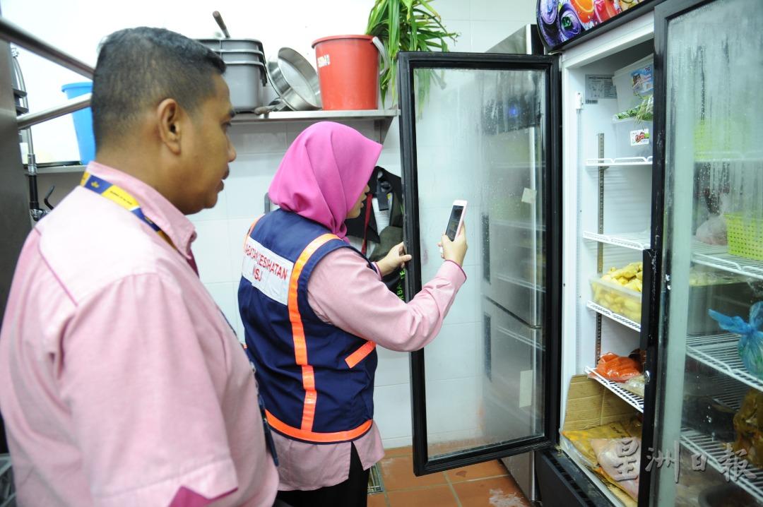 市议会官员检查食肆的冰箱是否符合卫生标准。

