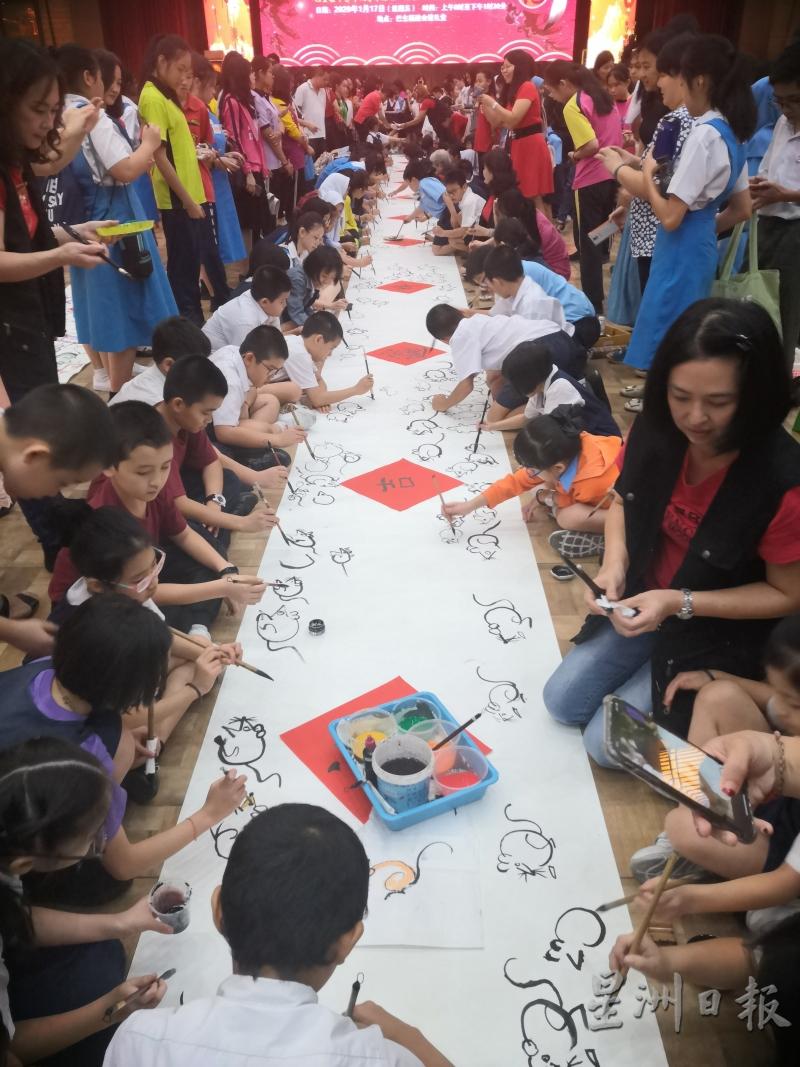 各族中小学生带着愉快的心情一起完成长68尺阔6尺的“千鼠腾春”年画作品。

