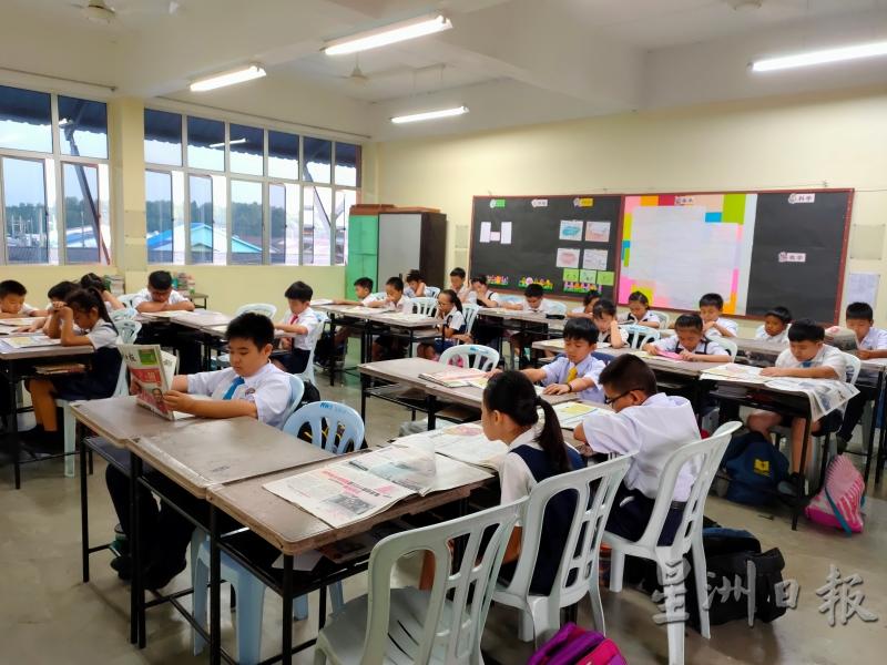 吉胆岛华联小学老师在五年级课堂晨读时段使用〈星星学堂〉。