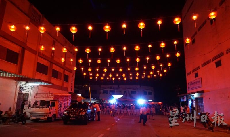 迎接农历新年到来，甘文阁街上挂起许多红灯笼。