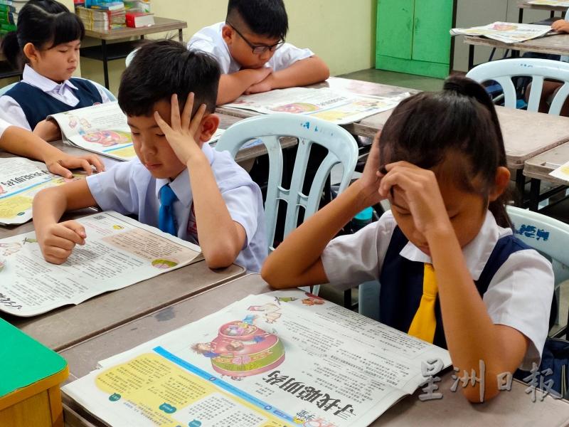 老师发下报纸，才发现很多孩子是第一次看报纸。让他们找地方版，花了很长时间才找出来。

