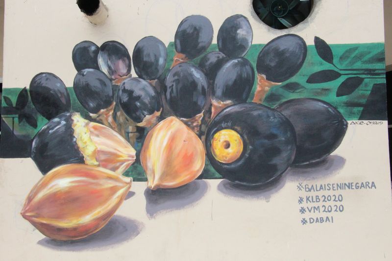加帛肯雅兰小贩中心外围墙壁画上本地著名的“黑橄榄”， 达到宣传本地特产之效果。
