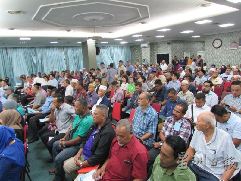 关丹县的土地税汇报会安排在敦拉萨综合大楼的小礼堂内举办，出席人数超越500人。