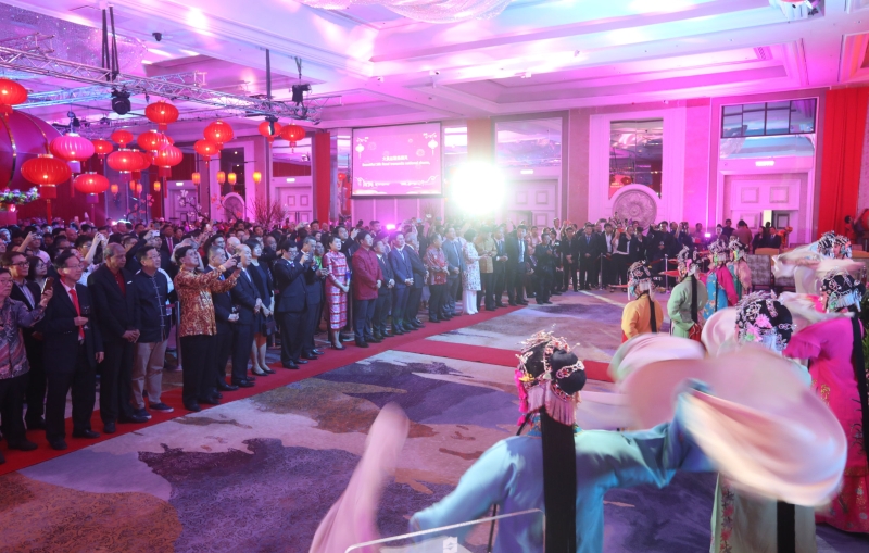 众多华团领袖、外交使节员、中资代表和留学生出席庚子年新春招待会，并观赏由陕西戏曲研究院呈献的中华戏曲表演《大美丝路》。