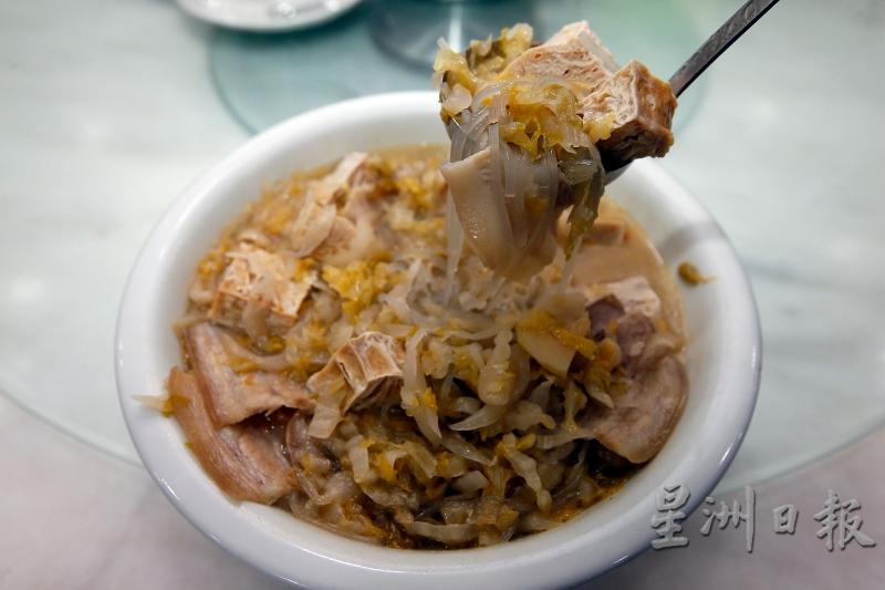 酸菜氽白肉（32令吉）店家腌制的酸菜，搭配白肉、冻豆腐和粉条烹煮，微酸的口味，非常开胃。（图：星洲日报）