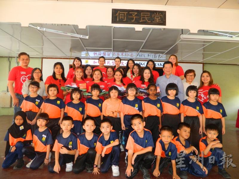 二年级学生与黄莉珍（第三排右二起）、杨安山、黄仕龄，及嘉宾合影。（图：星洲日报）