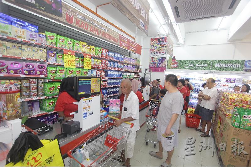 妮华娜生鲜超市首日开张就吸引了不少的居民前来光顾。