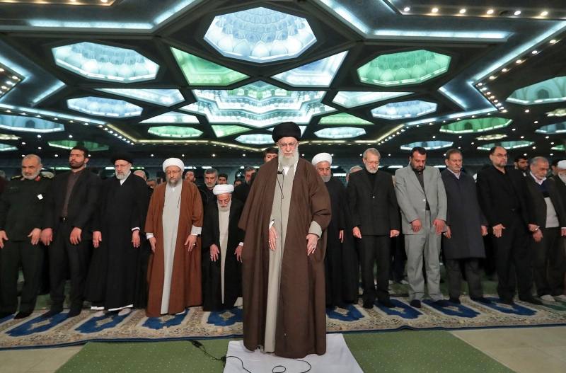 伊朗最高领袖哈梅内伊的办公室周五发放照片，显示哈梅内伊（中）率领一众教士主持周五祷告的情况。今次是他自2012年以来首次进行周五领祷，其间他大骂欧美，并呼吁国家团结。（图：法新社）