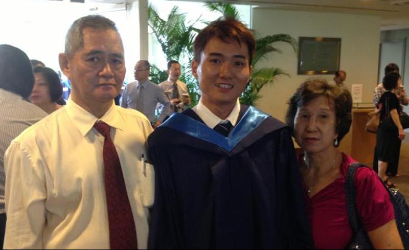 陈道荣毕业时与父母合照。（受访者提供）