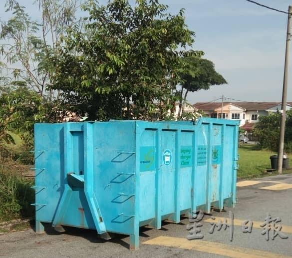 巴生市议会在特定地点置放220个滚动式垃圾槽,方便民众丢弃大型垃圾。(图:星洲日报)