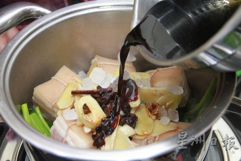 将蚝油、生抽、老抽、绍兴酒及黑酱油在容器内搅匀，之后倒入锅中并加少许水，盖上盖子焖煮28分钟。（图：星洲日报）

