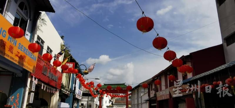 芙蓉文化街已张挂许多红彤彤的灯笼，令人眼前一亮。

